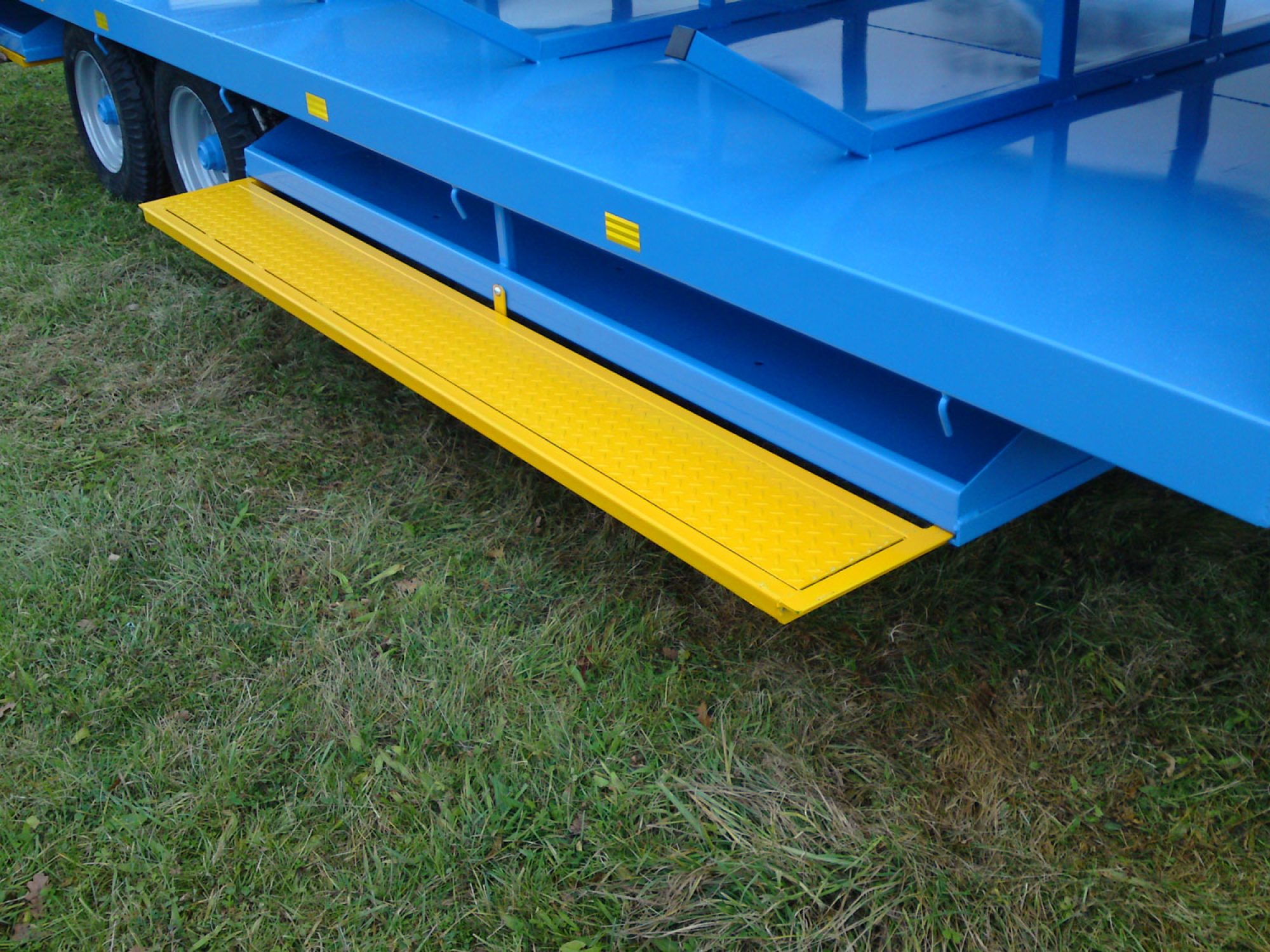 Blue scaffold trailer in a field